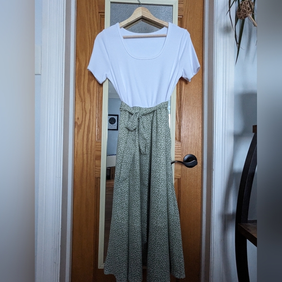 NWOT Breezy Spring/Summer Dress - Picture 3 of 4